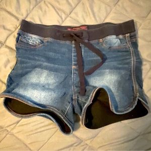 No boundaries stretchy denim shorts.